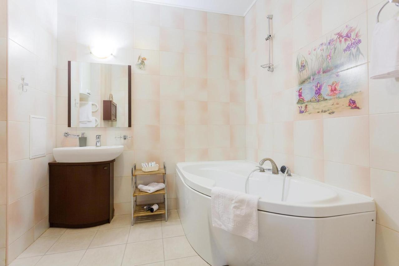 Navit Apartments With Breakfast, Near The Railway Station, The City Center, The Park Kiev Esterno foto